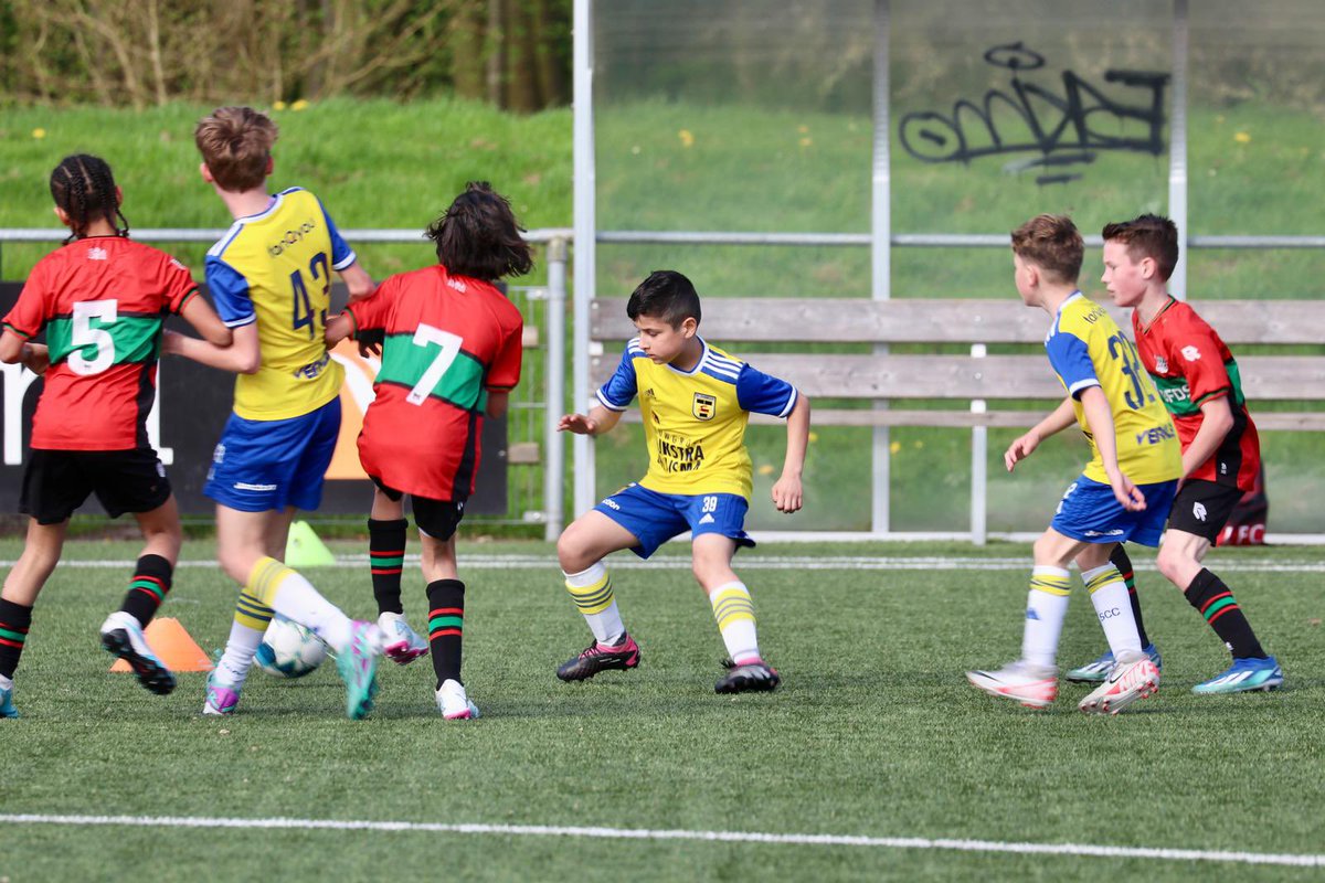 CambuurJeugd's tweet photo. De wedstrijd zit erop!
SC Cambuur O12 heeft vanmorgen gespeeld tegen de leeftijdsgenoten van N.E.C.
Eerst twee wedstrijden 7v7 Twingames, met de buitenspelregel toegepast. Daarna konden we de overgang maken naar het grote veld. Daar hebben we ook twee wedstrijden 11v11 gespeeld! https://t.co/yIFqRopC1v