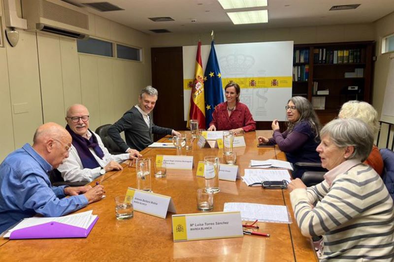 Mónica García se reúne con la Marea Blanca para abordar la defensa de la sanidad pública y universal 21noticias.com/2024/04/06/mon… 
<a href="/CasCoruna/">Defensa Sanidade</a> <a href="/mareablancaESP/">Marea Blanca Estatal</a> <a href="/MesaDefensaSani/">ⓂEDSAP #MareaBlanca</a>