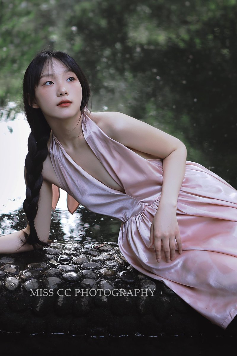 我是我的春天
-
摄影/@misscc520 

#私房写真 #情绪人像 #情绪写真 https://t.co/NwJqzseARc