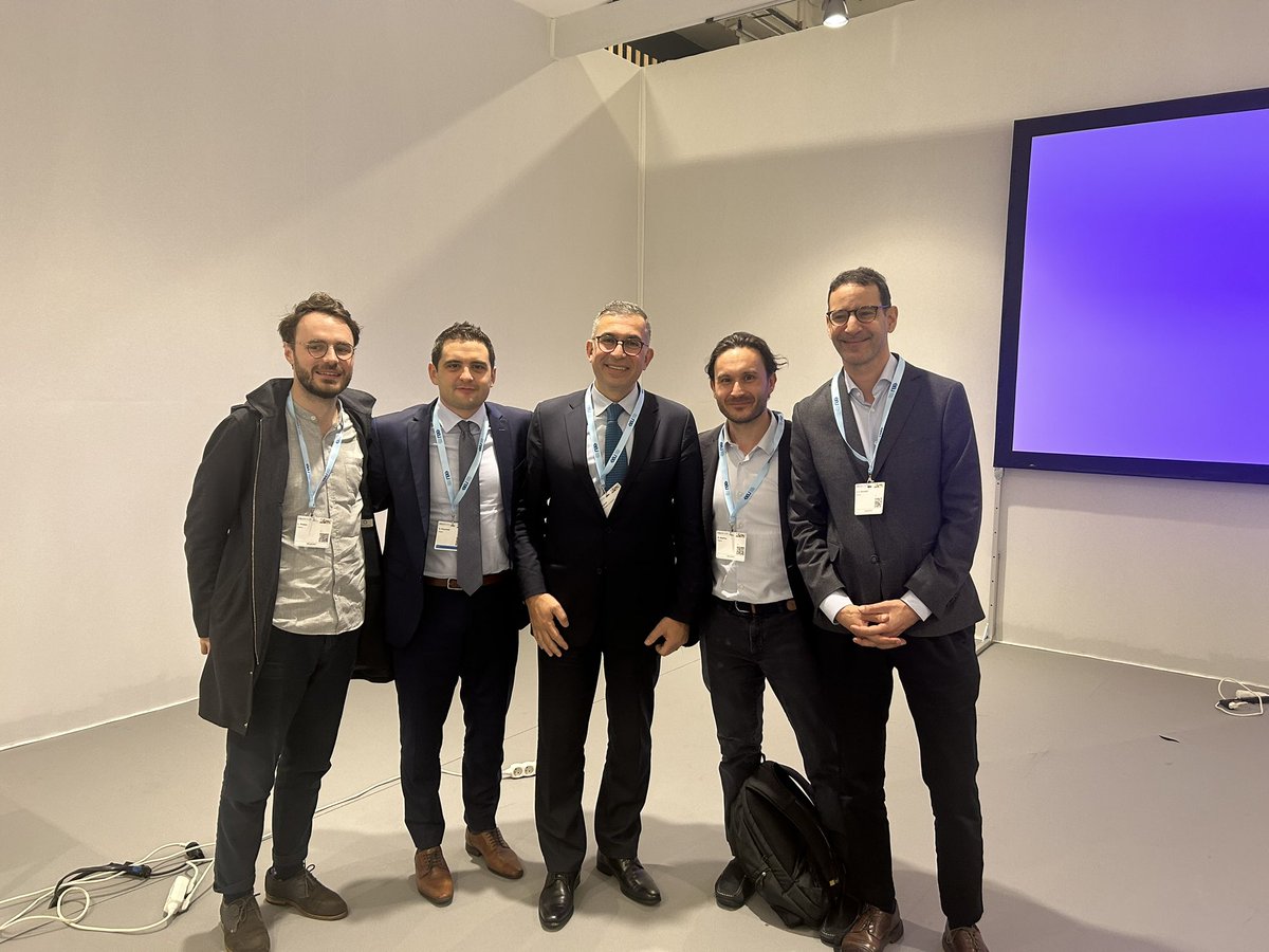 Prolific meeting with @drjkaouk diving into the future of robotic surgery for our @UrologieRennes team @kbensalah35 @PrRomainMATHIEU @LFreton @CHURennes @VerhoestGregory @CHURennes Let me tell you: the future of 🤖 surgery is bright!!! #eau2024