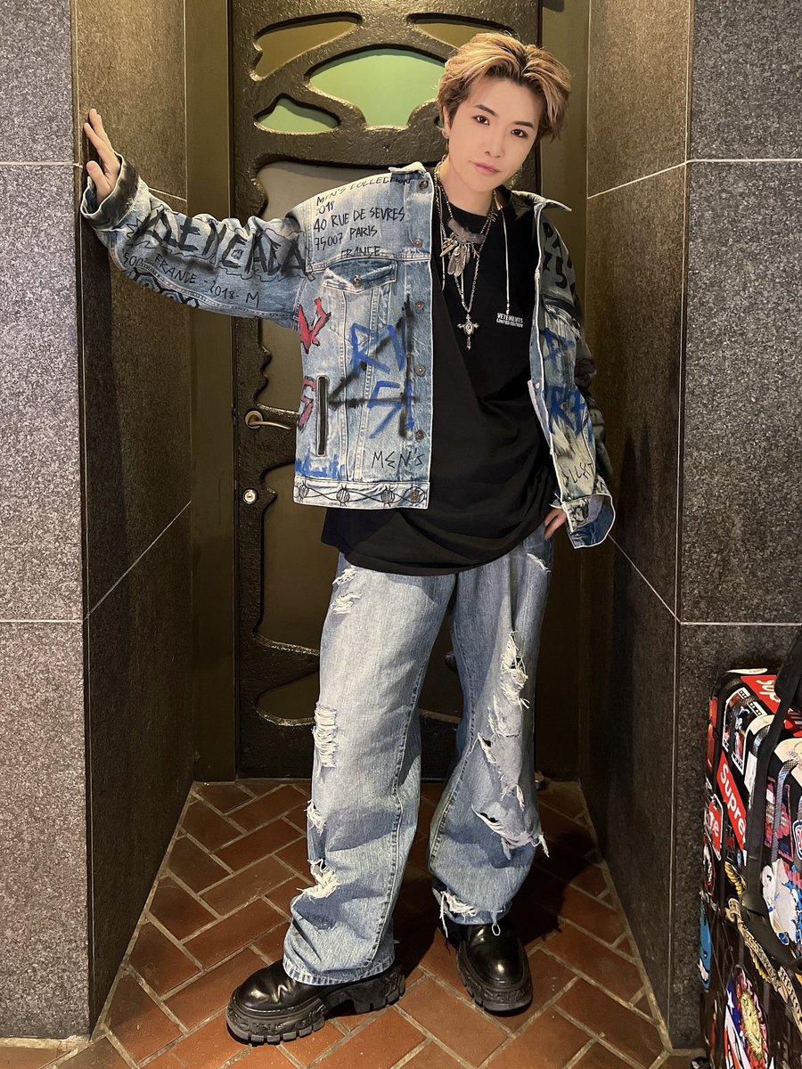 たまにはデニムコーデ👕 このジャケット、一つ一つラクガキされてる