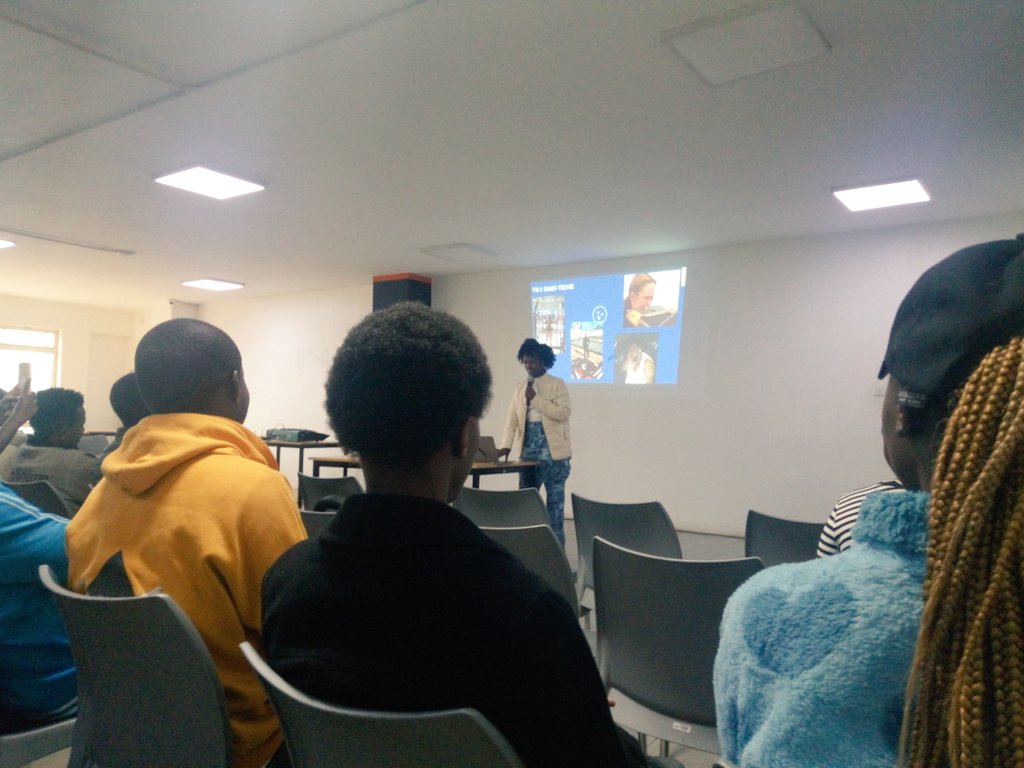 At the @reactdevske April meet up. Gaining tools that'll take our React code to the next level. @DameTechie took us through React Query, and why we absolutely need to adopt it. 💯