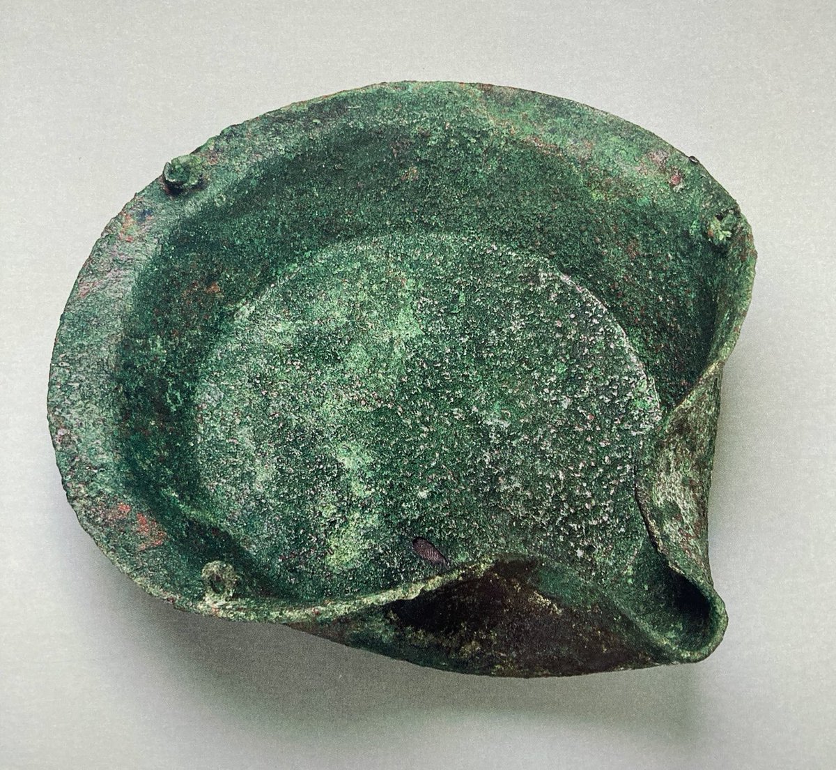 ART OF ANCIENT CYPRUS. 
Bronze saucer-shaped lamp. diam: 13.7 diam. Archaic II. 
©️Bank of Cyprus Cultural FND.
@we_cyprus @CyprusRT @CyprusAlive @ancientorigins  @cyarch_aca @Cyprusin
@CyprusinLeipzig @BeatricePestar3  @matorphanides @alexandermalios @zuz_chovanec