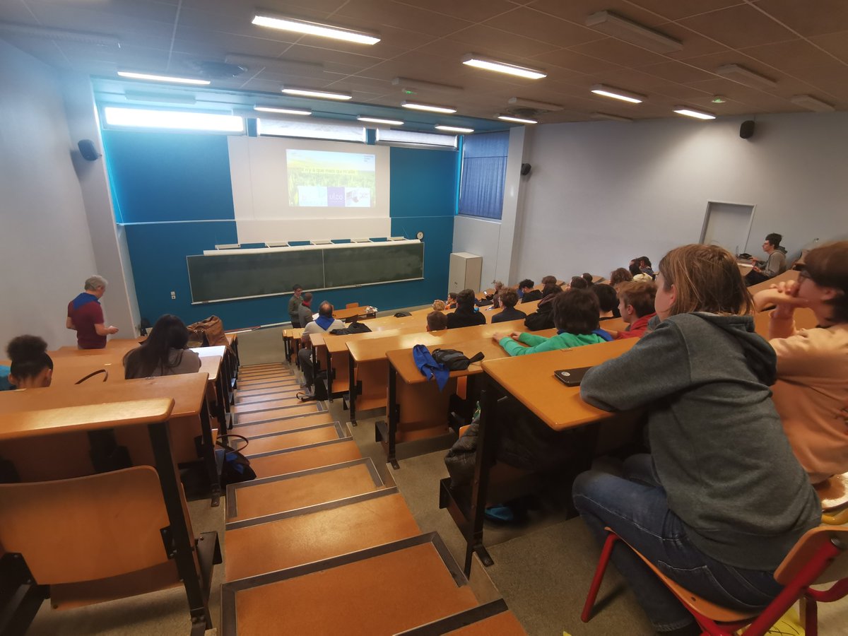 Benoitpatey's tweet photo. Dernière journée du regroupement @MAThenJEANS à l'université @ULCO_Univ de Calais. Exposés de recherches enthousiasmés et enthousiasmant par les élèves de collège et lycée 👏👏👏 https://t.co/d6YHBYLg0r