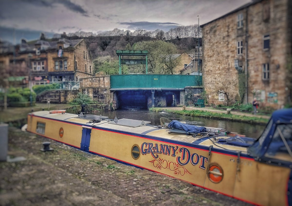 The Rochdale Canal is said to be one of the most challenging of the UK's waterways, but the rewards are well worth it! Have you already cruised it, or do you plan to coddiwomple up it in the future? 📸 Rochdale Canal, Todmorden, UK 😍