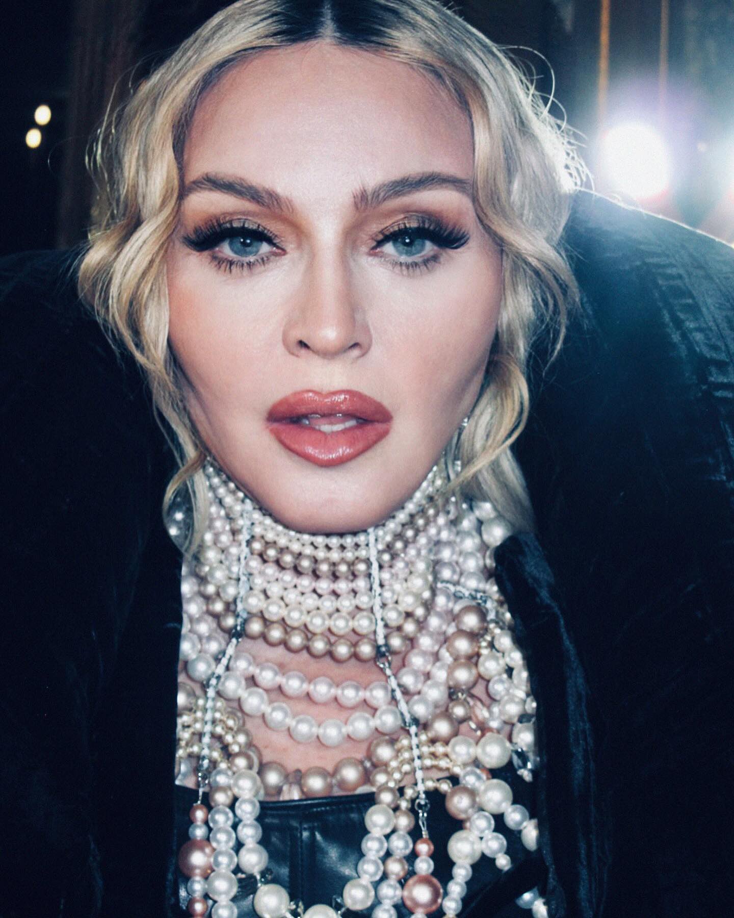 on aura tout vu в X: „The one and only Queen @madonna soon in Rio . Happy  to share photos Madonna posted today wearing pearl necklace and cristal  hand cuffs by On