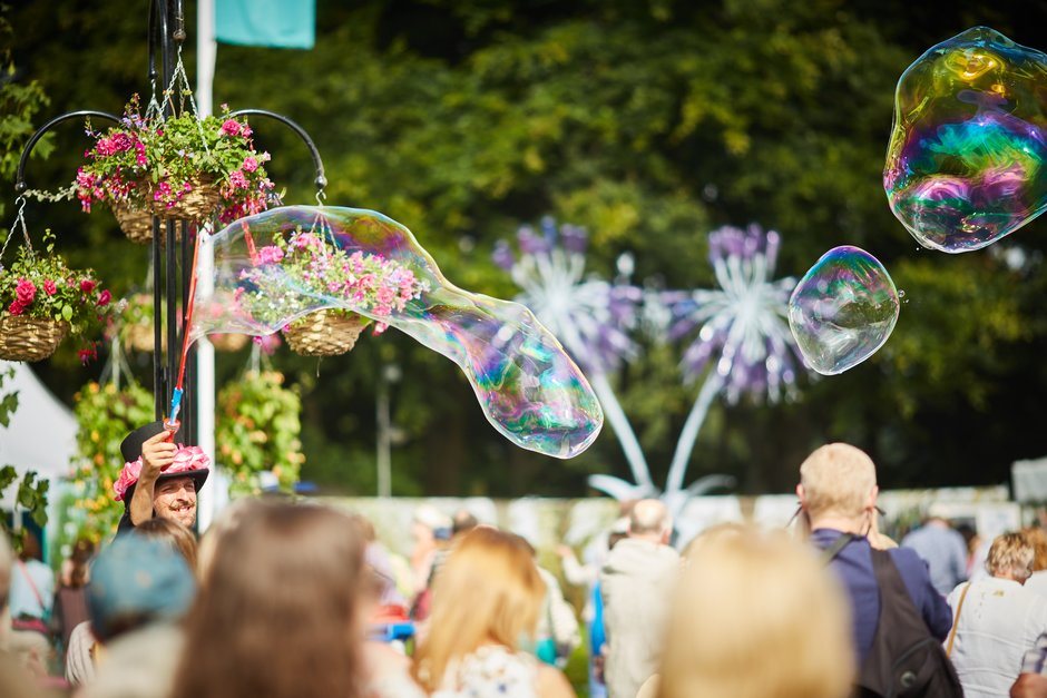 Calling all explorers! Keep the Easter merriment going with our giant Easter egg hunt! 🥚🐰 Also save the date for face painting fun on 8th April 🎨, captivating storytelling on 9th April 📖, and prepare to be amazed by our outdoor bubble show on 10th April! 🎈