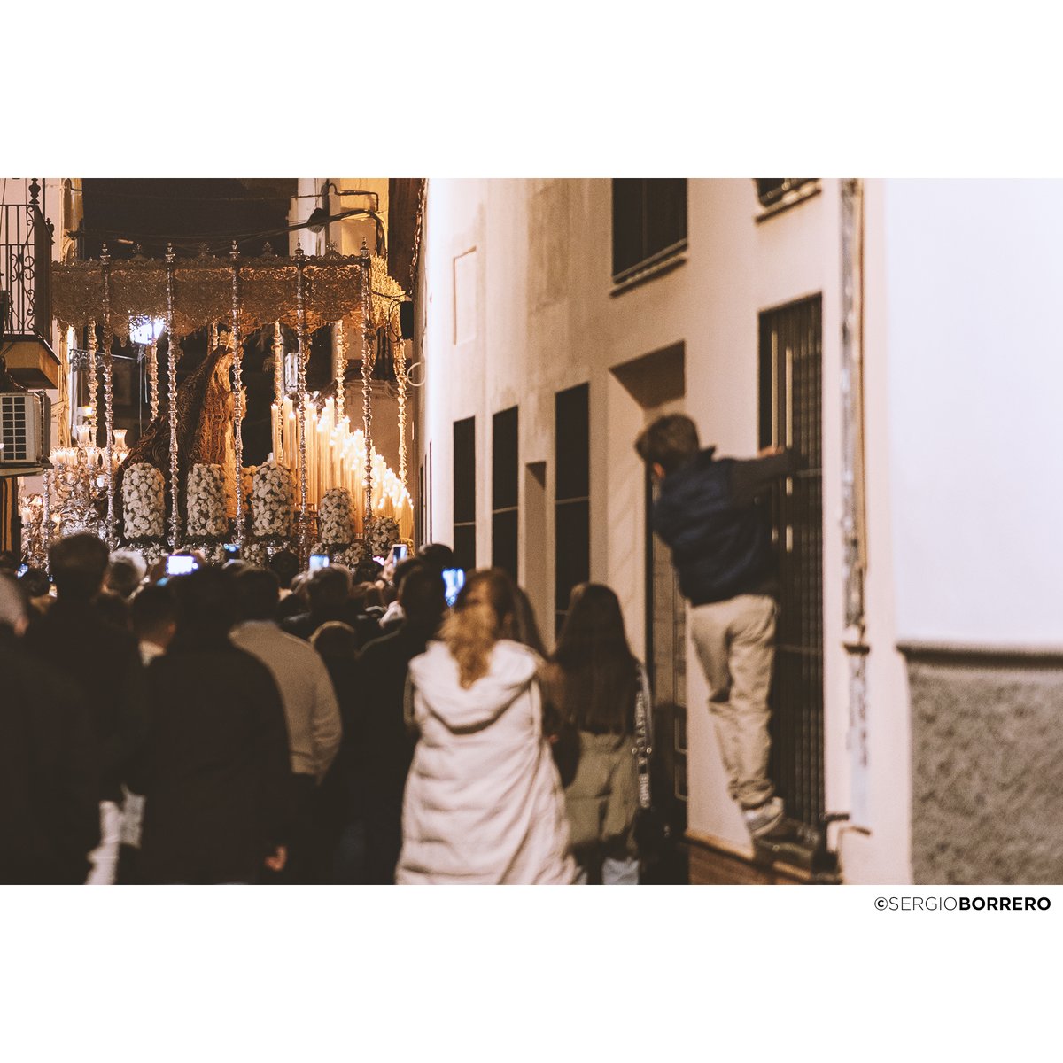 Ahora que tanto se habla del Cachorro... yo sigo subido a las rejas para ver a su Madre

🔗 <a href="/HdadCachorro/">El Cachorro</a>