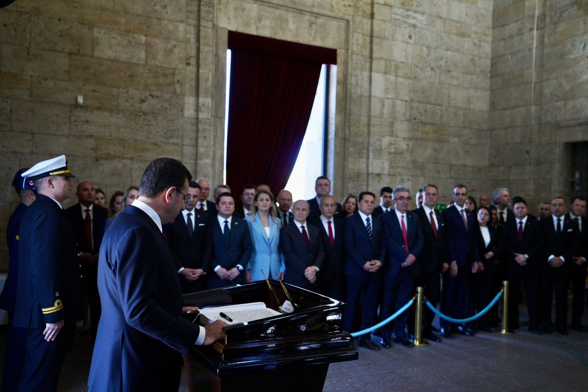 mesutkosedagi's tweet photo. “Vatanını en çok seven görevini en iyi yapandır.”

İstanbul Büyükşehir Belediye Başkanımız Sayın @ekrem_imamoglu, İstanbul İl Başkanımız Sayın @ozgurcelikchp’le ve belediye başkanlarımızla Anıtkabir’i ziyaret ettik. Atamızın huzurunda da söz verdiğimiz gibi çok çalışacağız. https://t.co/YqNiJk3Tu2