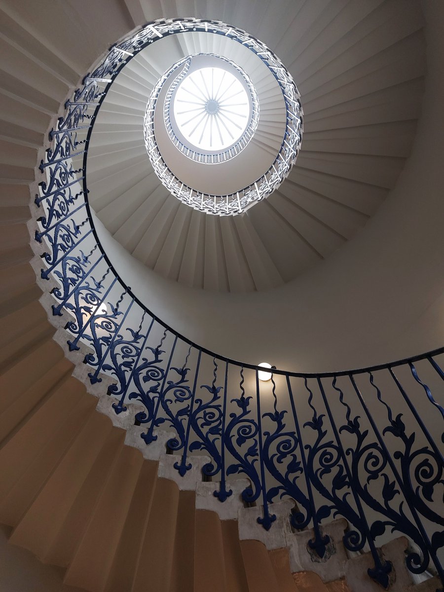 #StaircaseSaturday After 3 (!) visits to Queen's House in Greenwich in the last month, how could I not post fabulous Tulip Stairs. Britain's 1st geometric self-supporting spiral stair + original feature of Inigo Jones's villa for Stuart Queens Anne of Denmark & Henrietta Maria.