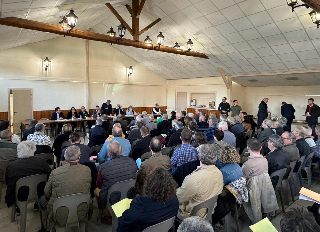 Échanges particulièrement fructueux avec les #maires du canton de #Sermaize à Saint-Amand-sur-Fion, lors d’une journée organisée par @C_deCourson Où l’on a parlé notamment évolution des réseaux électriques et téléphoniques ainsi que de l’impact du Zéro Artificialisation Nette…