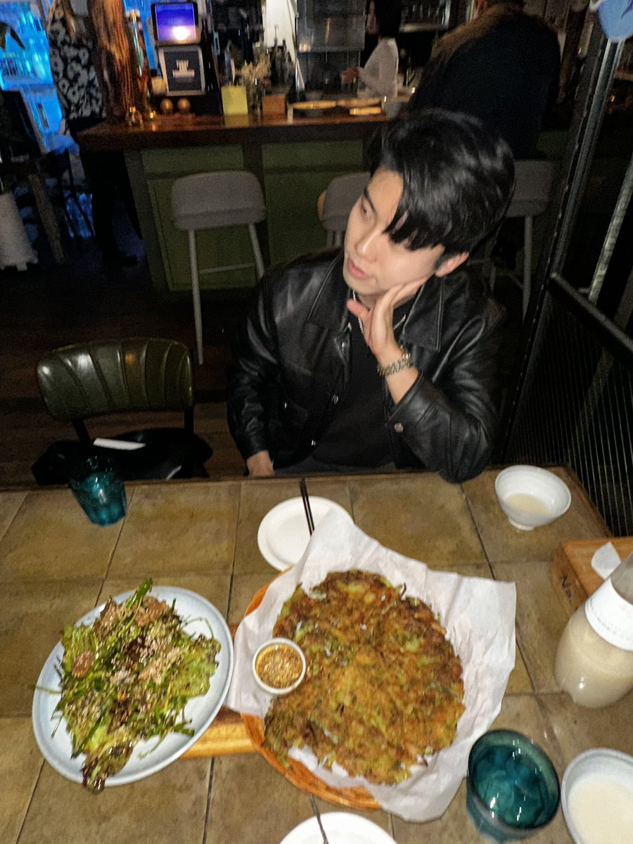 kimdoimnida's tweet photo. MZ짤.. 어떤데? 그나저나 여기 도토리묵 진짜 대존맛이다.. https://t.co/EizxpShJnt
