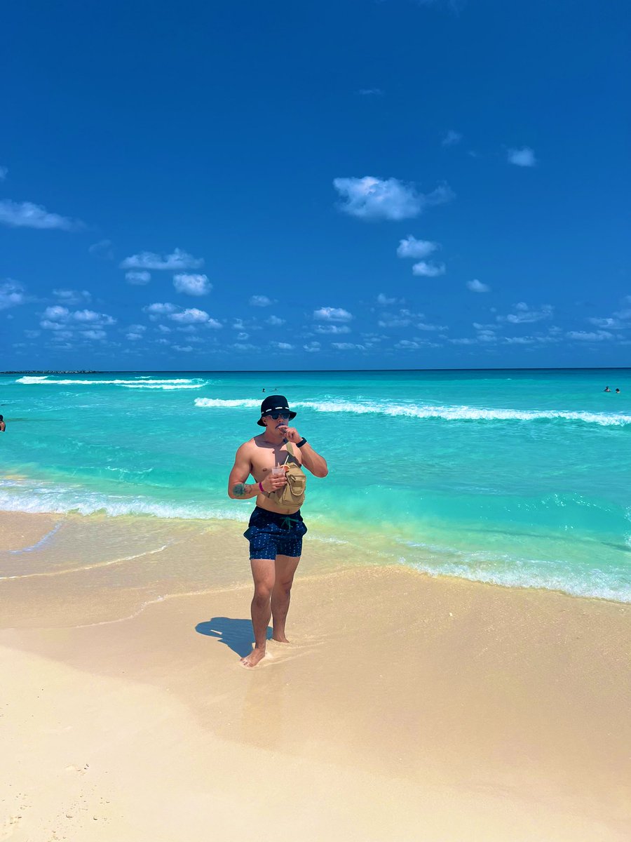 WheelieKilla's tweet photo. Nothing like smoking a Cuban while sipping on a nice cold drink on the beach ☀️🍹 https://t.co/f5UTVY4Q8a