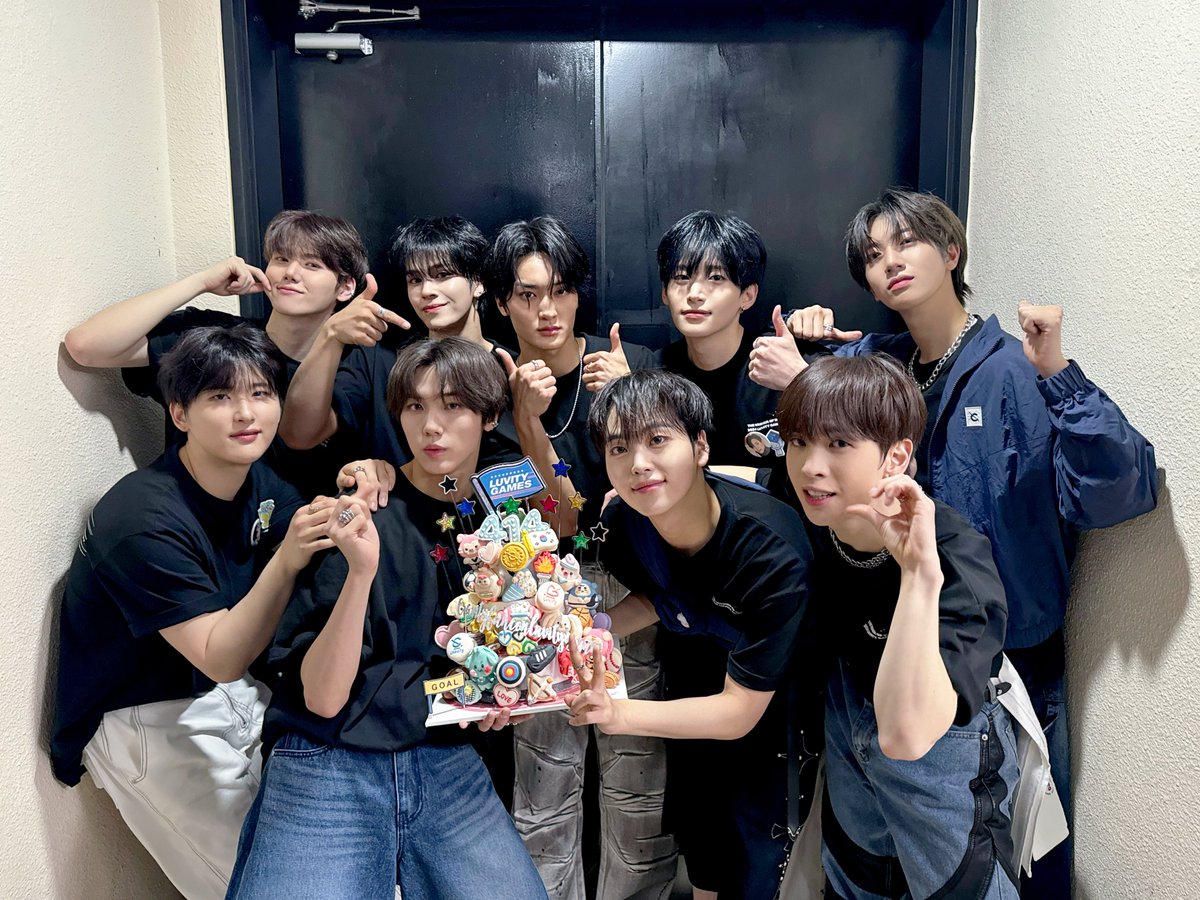 [📸] 240406
2024 CRAVITY FAN-CON <LUVITY GAMES> DAY 1
⠀
언제까지나 반짝일 크래비티와 러비티✨
처음으로 다시 돌아간다 해도 기억될 오늘💖
2024년 4월 6일, 우리의 시간을 기억해🌟
⠀
#CRAVITY #크래비티
#LUVITY_GAMES