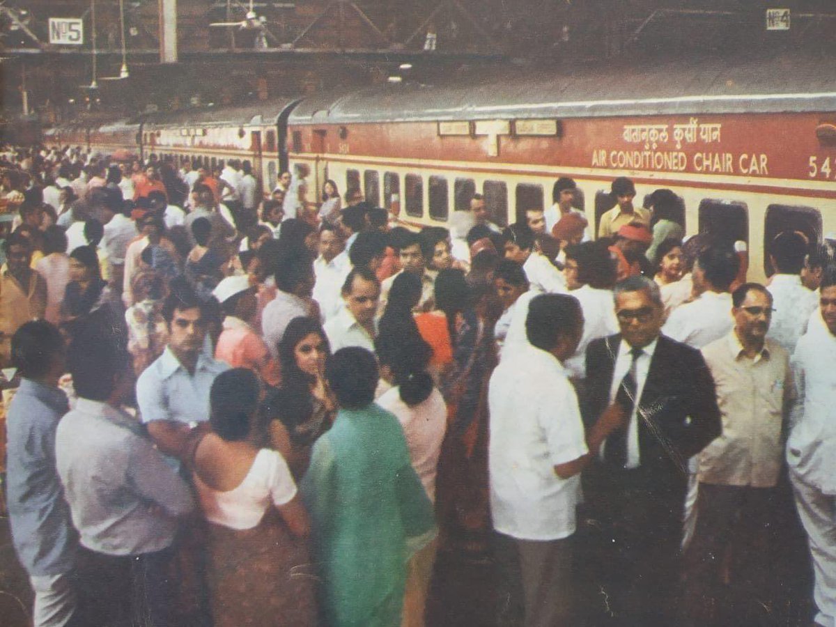 1980s: Mumbai-Delhi Rajdhani Express at Mumbai Central railway station
#IndianRailways