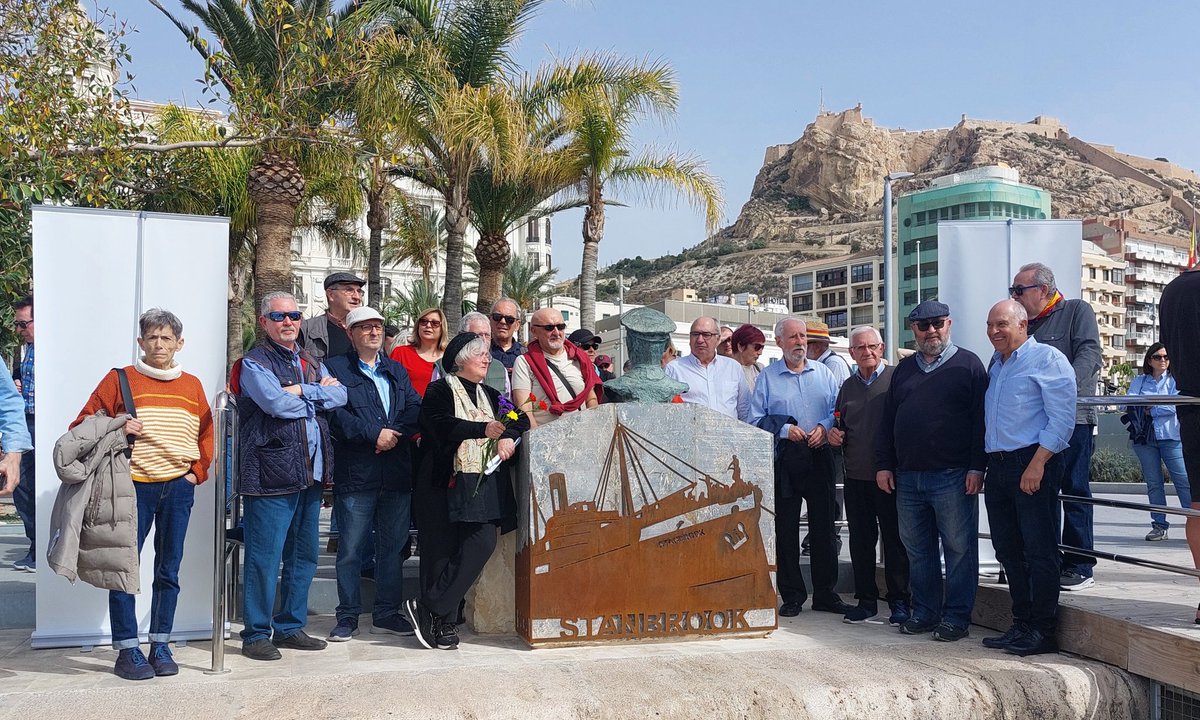 CompromisALC's tweet photo. Acte d'homenatge al capità del #Stanbrook Archibald Dickson, qui salvà la vida a més de 2.600 persones que fugien de la repressió franquista cap els republicans al final de la Guerra Civil. 

Nova imatge del monument per Carme Jorques, al Port d'Alacant 

#MemòriaHistòrica https://t.co/XY7WBysyIS