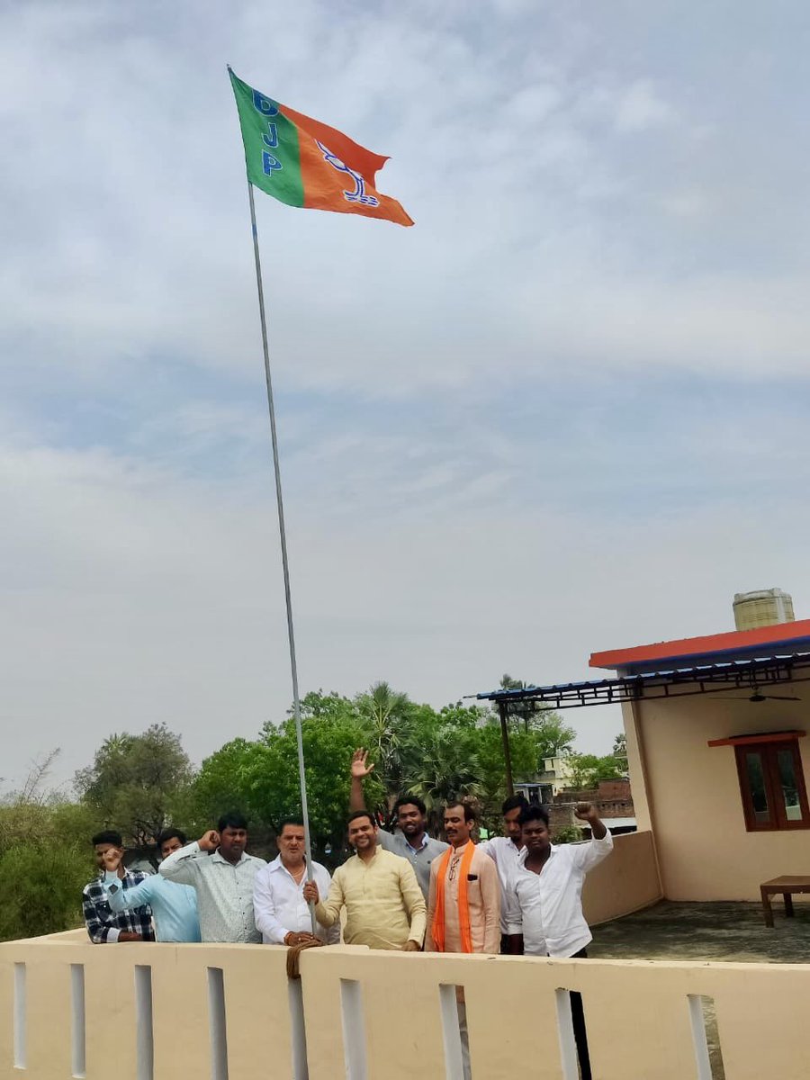 आज बांसगांव विधानसभा अंतर्गत कौड़ीराम स्थित अपने आवास पर भारतीय जनता पार्टी के स्थापना दिवस पर भाजपा का ध्वज फहराया। मुझे गर्व है कि अंत्योदय के लक्ष्य के साथ राष्ट्र निर्माण में निरंतर कार्य करने वाली भारतीय जनता पार्टी का मैं समर्पित कार्यकर्ता हूं। #BJPFoundationDay2024