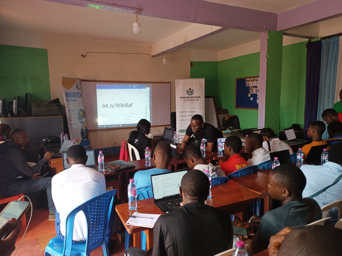 #Wikepedia pour la première fois à #Bafoussam au centre #Nkwangthech porté par <a href="/queenpamsy/">Pamela Azanfouet</a> . 
Merci à <a href="/Ndieng/">ndeye aminata dieng</a> et <a href="/MinetteLontsie/">Minette Lontsie</a> qui sont les formateurs pour cette session. 
#BafoussamTech