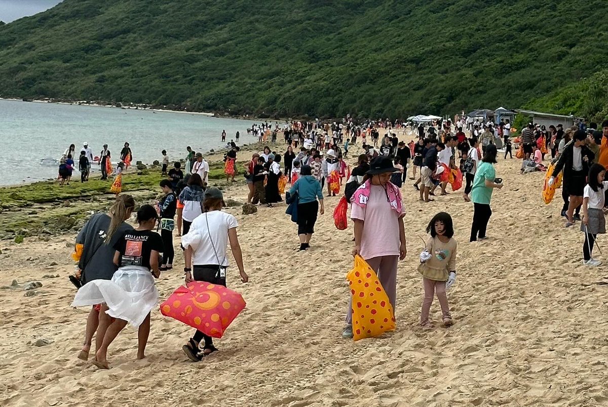 ほっとけないプロジェクト 雨の中500人以上の方が集まってくれて みんなでゴミ拾いして海が綺麗になりました🏝️ 沢山のご参加ありがとうございました🙏🏼✨