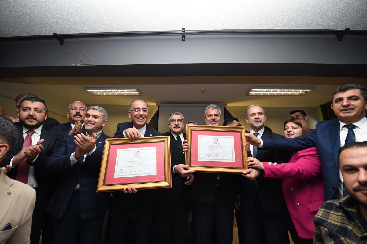 mehmetonturktr's tweet photo. Mazbatamızı alarak seçim sürecini geride bıraktık...

“Hatay'da Yüzler Gülecek” diye çıktığımız bu yol boyunca bizlere inanan hemşehrilerimize, büyük bir özveriyle çalışan teşkilatımıza ve yol arkadaşlarımıza teşekkür ediyorum...

Artık vakit, Hatay'ımızın ayağa kalkma vaktidir. https://t.co/416GCw12ot