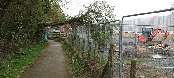 Coeden I lawr ar llwybr tu ôl I maes parcio'r hen lleoliad adeilad 'Electric Mountain'. Wedi adrodd i <a href="/CyngorGwynedd/">Cyngor Gwynedd</a>

Tree down on the public footpath behind the former Electric Mountain building carpark. Reported to Council.
#llanberis