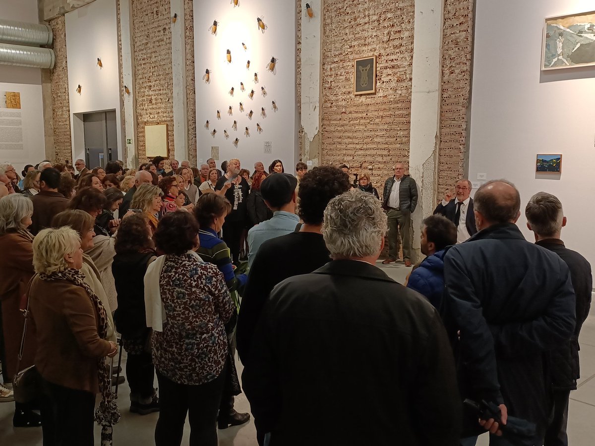 Inauguración de la #exposición Eduardo Arroyo y Robles de #Laciana. Un viaje de ida y vuelta en @termicacultural Comisariada por el @ilc_dipuleon y con la inestimable presencia de la familia del autor #CulturaIncandescente #EduardoArroyo @diputacionleon