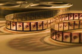 2en1reloj's tweet image. Si amas la historia del cine no puedes perderte esta #efeméride 👇

Tal día como hoy de 1869 en EEUU 🇺🇸 se patenta el #celuloide 🎞️

Supuso un hito crucial que revolucionó la industria cinematográfica al proporcionar el material necesario para la producción de #películas. 

El