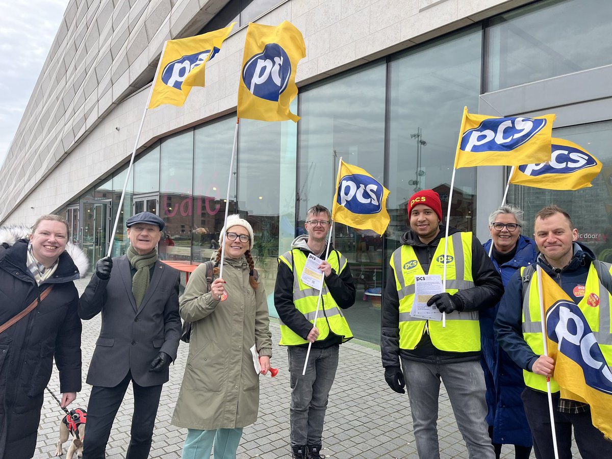 Good morning from a blustery picket line outside @MuseumLiverpool! We were joined by @MerseysideSoci2 who came down to support us as we go into Week 8 of our strike action against @NML_Muse, who are still withholding the £1500 cost of living payment from their staff. #NMLPayUp