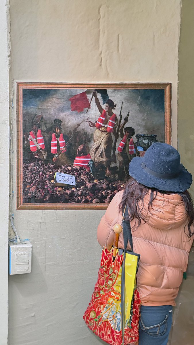 La Libertà che guida il popolo di Delacroix con le proteste degli agricoltori di Parigi. 📍Rue Jean Calvin, Paris 🇫🇷