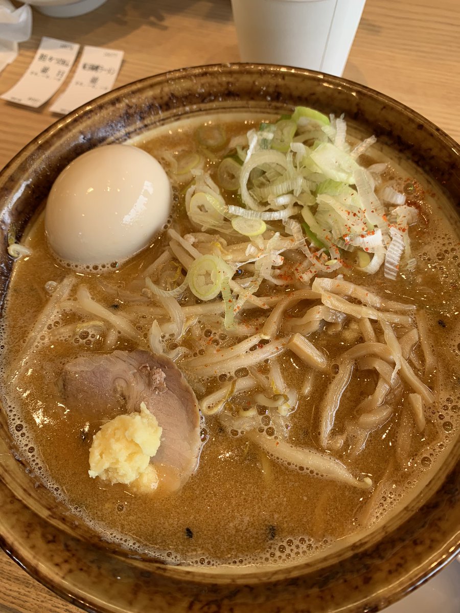 C41wmc's tweet photo. お昼ご飯はラーメン屋さんへ🍜

実は知らなかったこのお店
いつも混んでるなぁと気になってたのでいざ三/ * ॑꒳ ॑*)/

感想は、、、リピート確定！
次はつけ麺にしてみよう✨️

#舎鈴 https://t.co/2jfF0jX2sq