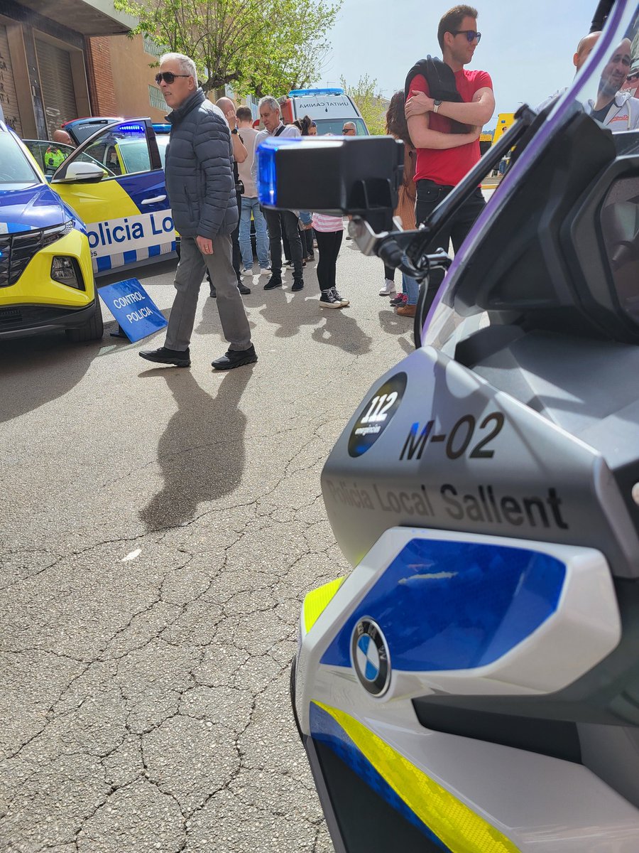policiasallent's tweet photo. Estem amb els companys de @ipabages i @AjuntamentArtes a la @FiraArtes #Bages https://t.co/qdmE1QdGzK