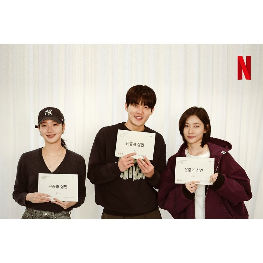 KDramaHandle's tweet image. #AhnBoHyun sent a food and coffee truck to Netflix drama #TwoWomen set to support #KimGoEun (#YumisCells co-star) and #ParkJiHyun (#YumisCells &amp;amp; #FlexXCop co-star). 

1st story: Thank you Woong-a ❤️
2nd story: Thank you Jin Isoo🤞🏻

#안보현 #김고은 #박지현 #유미의세포들 #재벌X형사