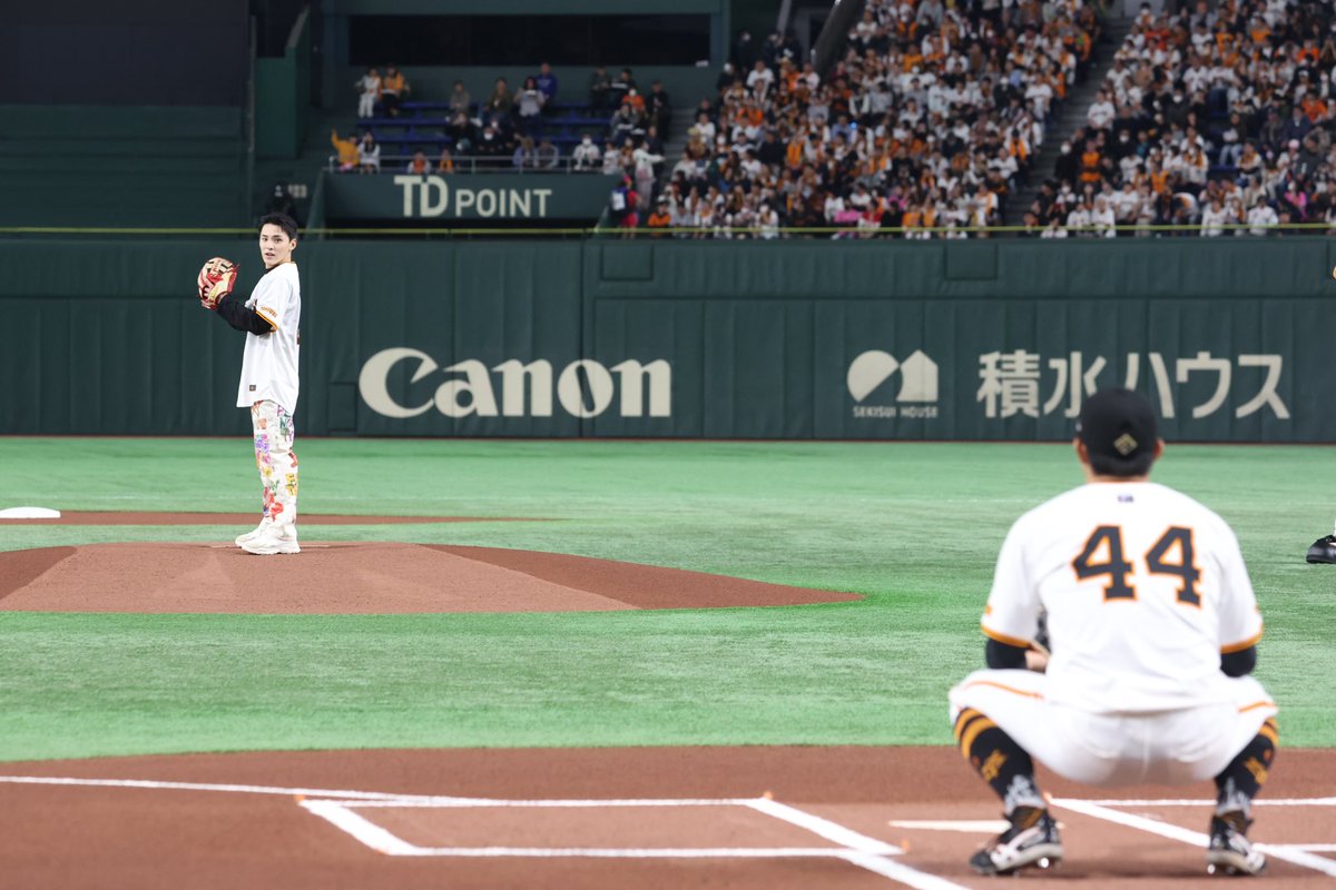 BuzzynoiseMovie's tweet photo. 東京ドーム巨人戦でファーストピッチを務めた #川西拓実 さん

背中には「#BUZZYNOISE」のネーム、背番号は岡本選手の「25」を背負って登場⚾️
125キロの速球に会場からは歓声が上がりました👏

皆様たくさんの応援をありがとうございま��た！
──────────
#バジーノイズ 
𝟧.𝟥 𝖥𝗋𝗂 https://t.co/9S4omPXWU4