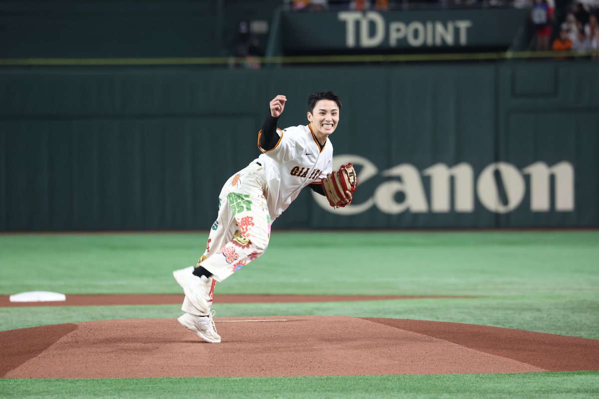 BuzzynoiseMovie's tweet photo. 東京ドーム巨人戦でファーストピッチを務めた #川西拓実 さん

背中には「#BUZZYNOISE」のネーム、背番号は岡本選手の「25」を背負って登場⚾️
125キロの速球に会場からは歓声が上がりました👏

皆様たくさんの応援をありがとうございま��た！
──────────
#バジーノイズ 
𝟧.𝟥 𝖥𝗋𝗂 https://t.co/9S4omPXWU4