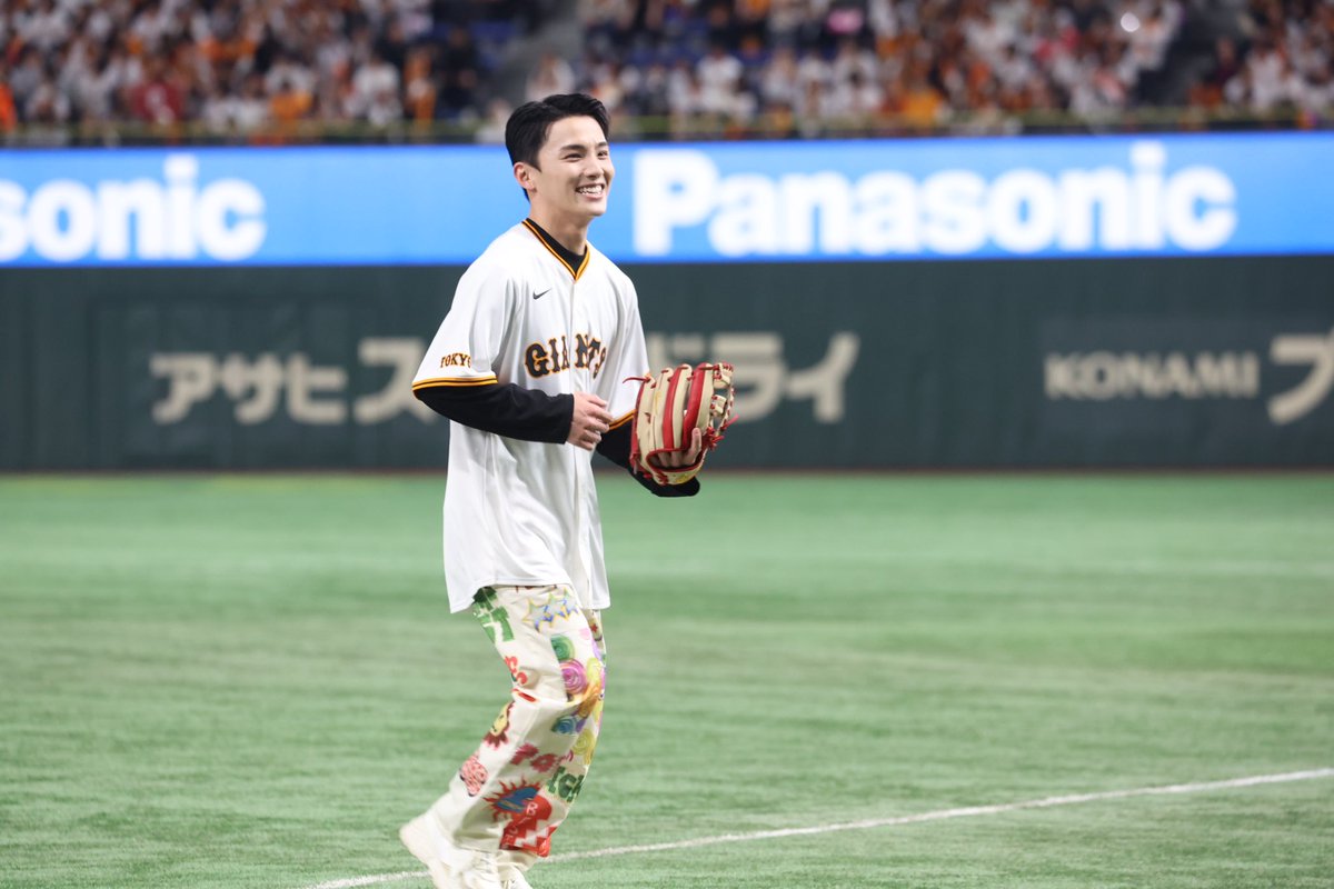 BuzzynoiseMovie's tweet photo. 東京ドーム巨人戦でファーストピッチを務めた #川西拓実 さん

背中には「#BUZZYNOISE」のネーム、背番号は岡本選手の「25」を背負って登場⚾️
125キロの速球に会場からは歓声が上がりました👏

皆様たくさんの応援をありがとうございま��た！
──────────
#バジーノイズ 
𝟧.𝟥 𝖥𝗋𝗂 https://t.co/9S4omPXWU4