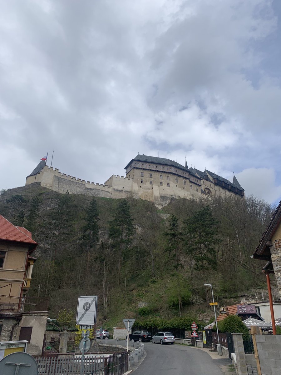 Prijeli jsme na vylet na hrad Karlstejn. Prekvapive krasne.🇨🇿 For any of my friends visiting Prague from the UK, make sure to visit Karlstejn castle. It is quite different, but every bit as beautiful as Leeds Castle in Kent. 🇬🇧