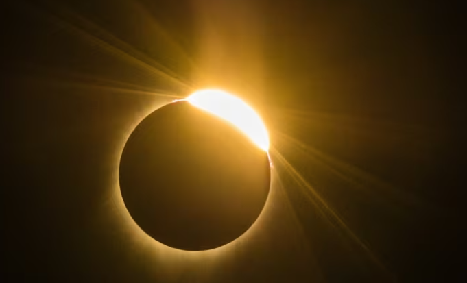 Pat77432407's tweet photo. L'ÉCLIPSE DE LA VIE D'AVANT

Le mot éclipse donne le verbe s'éclipser, comme dans s'absenter, disparaître, s'effacer, fausser compagnie, prendre congé, se retirer ou se volatiliser.

Lundi, le Québec sera l'un des meilleurs endroits en Amérique pour observer ce phénomène rare.

L'on dit même que des amateurs d'astronomie viendront d'aussi loin que de l'Europe pour observer l'éclipse solaire dans le Sud du Québec, particulièrement en Estrie et en Montérégie.

Ironiquement, c'est aussi le Québec qui représente l'endroit de prédilection pour observer l'éclipse en progression sur la vie d'avant.

En moins de 4 ans, pour un grand nombre de gens, ce qui était une vie relativement confortable a commencé à disparaître, lentement, graduellement, mais suffisamment pour constater l'ombrage croissant.

Une éclipse qui commence à réduire la luminosité ambiante.

Le ciel de bien des Québécois s'est assombri durant ces 4 dernières années. Ce qui était normal est devenu anormal.

Comme il était normal de loger et de se nourrir à des coûts raisonnables, sans trop y penser, mais tout ça est maintenant devenu une anomalie croissante qui porte ombrage à la qualité de vie.

En clair, pour plusieurs, le soleil ne brille plus pour tout le monde.

Le Québec d'avant nous permettait d'observer des gens qui rêvaient et qui croyaient avec leurs certitudes que demain serait fait de mieux, d'encore plus radieux, que le travail apportait ses récompenses.

Avec l'éclipse en devenir, les certitudes d'un travail stable, d'une maison ou d'un loyer que l'on pourra encore payer demain, des vacances qui étaient impensables de devoir un jour sacrifier, sont maintenant des choses incertaines et remises en questions.

On dit qu'il ne faut jamais regarder une éclipse sans une protection des yeux, qu'elle peut gravement endommager la vision.

L'autre éclipse, celle qui progresse plus particulièrement sur le Québec, endommage également la vision, celle-là que l'on porte sur l'avenir.

Les gens vivent, travaillent et fondent une famille pour vivre sous la lumière, jamais pour se retrouver dans la pénombre. 

C'est le propre de l'humain de tendre au bonheur et au confort.

Les médias aux bons services des gouvernements auront beau tenter de faire l'apologie de la déconsommation, de la privation, de vivre avec moins, la majorité des gens n'aspirent pas au « moins ».

Cependant, la nature fait bien les choses, les vraies éclipses sont passagères, elles ne durent qu'un moment et elles nous rappellent même qu'après la noirceur, vient la lumière.

C'est une leçon de vie dans le ciel.

L'autre, celle que nous vivons depuis 4 ans, fera de même, mais elle ne durera pas moins de 4 minutes, par contre, comme dans toutes choses, nous retrouverons un jour cette lumière.

Lundi, lorsque vous l'observerez, dites-vous que nous aurons assurément des jours meilleurs, mais que pour y parvenir, nous devrons collectivement décider d'éclipser politiquement ceux qui portent ombrage à nos conditions de vies.

Lundi, la nature nous parlera, écoutons son message d'espoir.