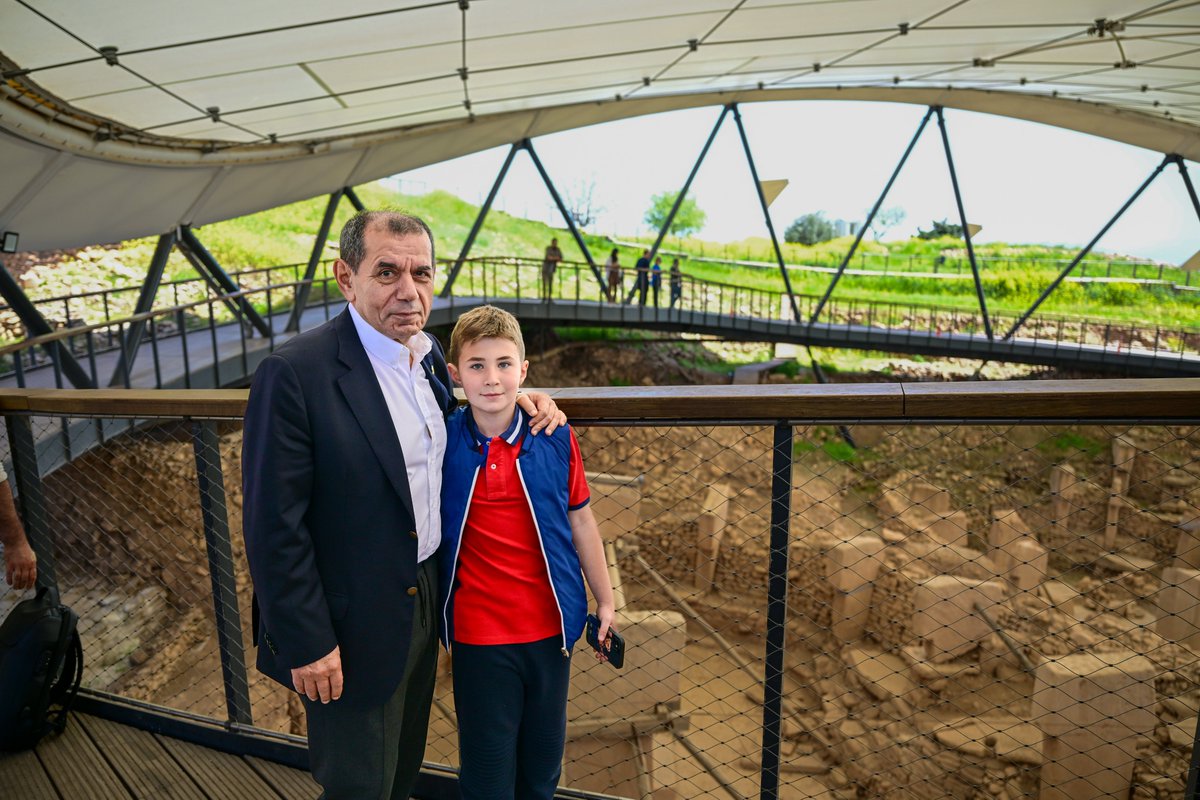 Başkanımız Dursun Özbek ve ailesi Göbeklitepe’yi ziyaret etti.