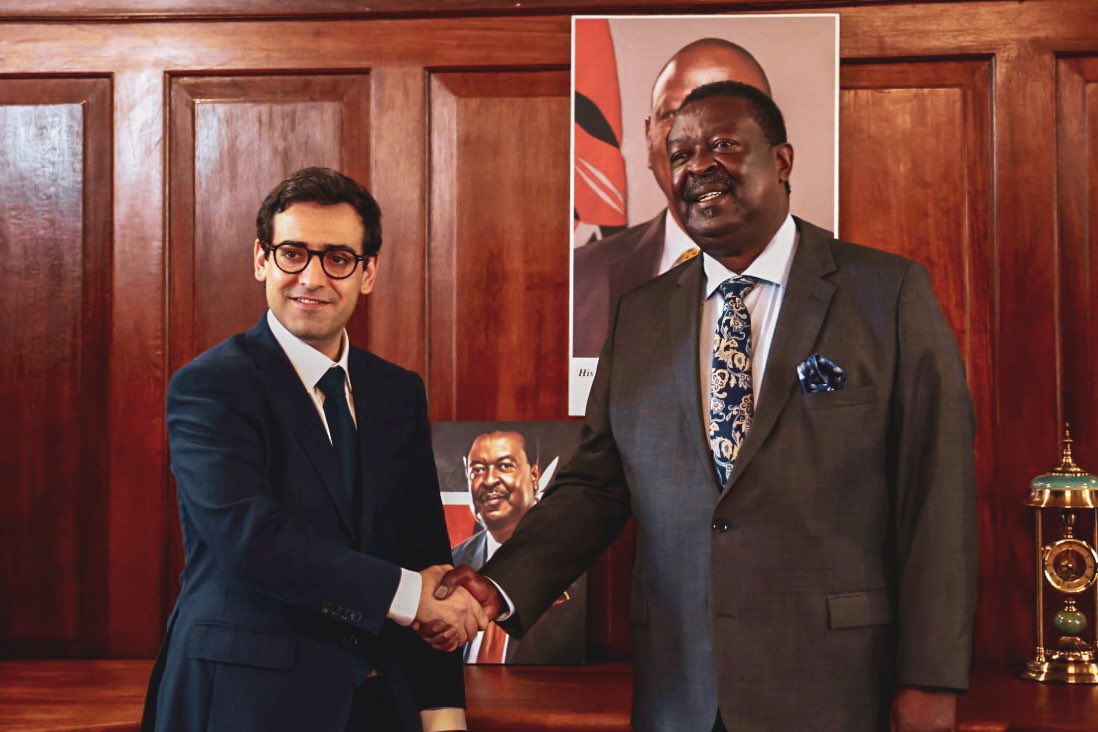 Je commence ma tournée en Afrique par le Kenya. Un partenariat en plein essor : Climat, investissements, francophonie… avec @MusaliaMudavadi nous savons que nos pays peuvent compter l’un sur l’autre. 🇫🇷🤝🇰🇪