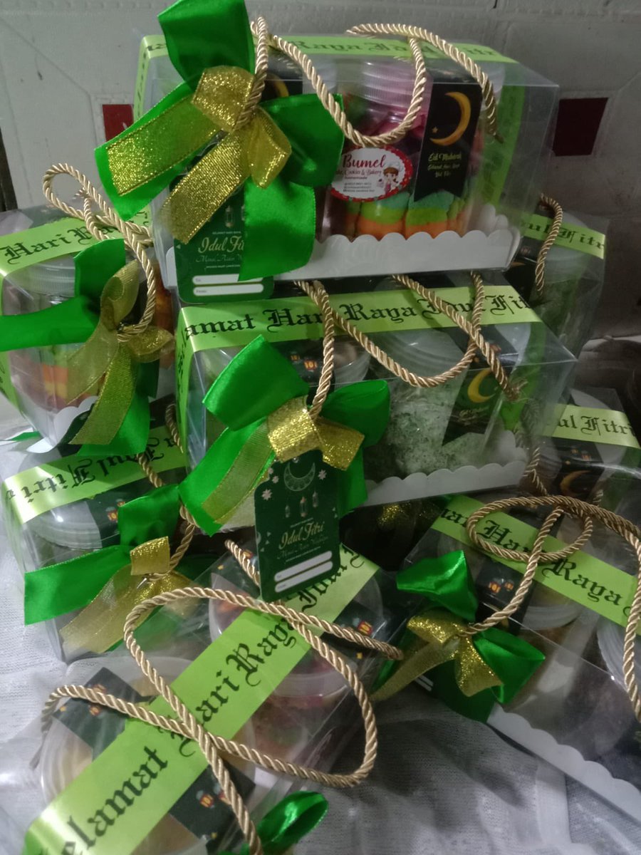 dnvand's tweet photo. BISMILLAHIRAHMANIRRAHIM 😇

MAN TEMAN BOLEH TOLONG BANTU RETWEET, KASIAN BANGET LIAT BUNDA 😭 Udah usaha jualan hampers kue lebaran tapi belum laku gais 😢 harganya 115k-165k gais. isi 2 115k Isi 3 150k/165k https://t.co/oTbKoaQ1yD