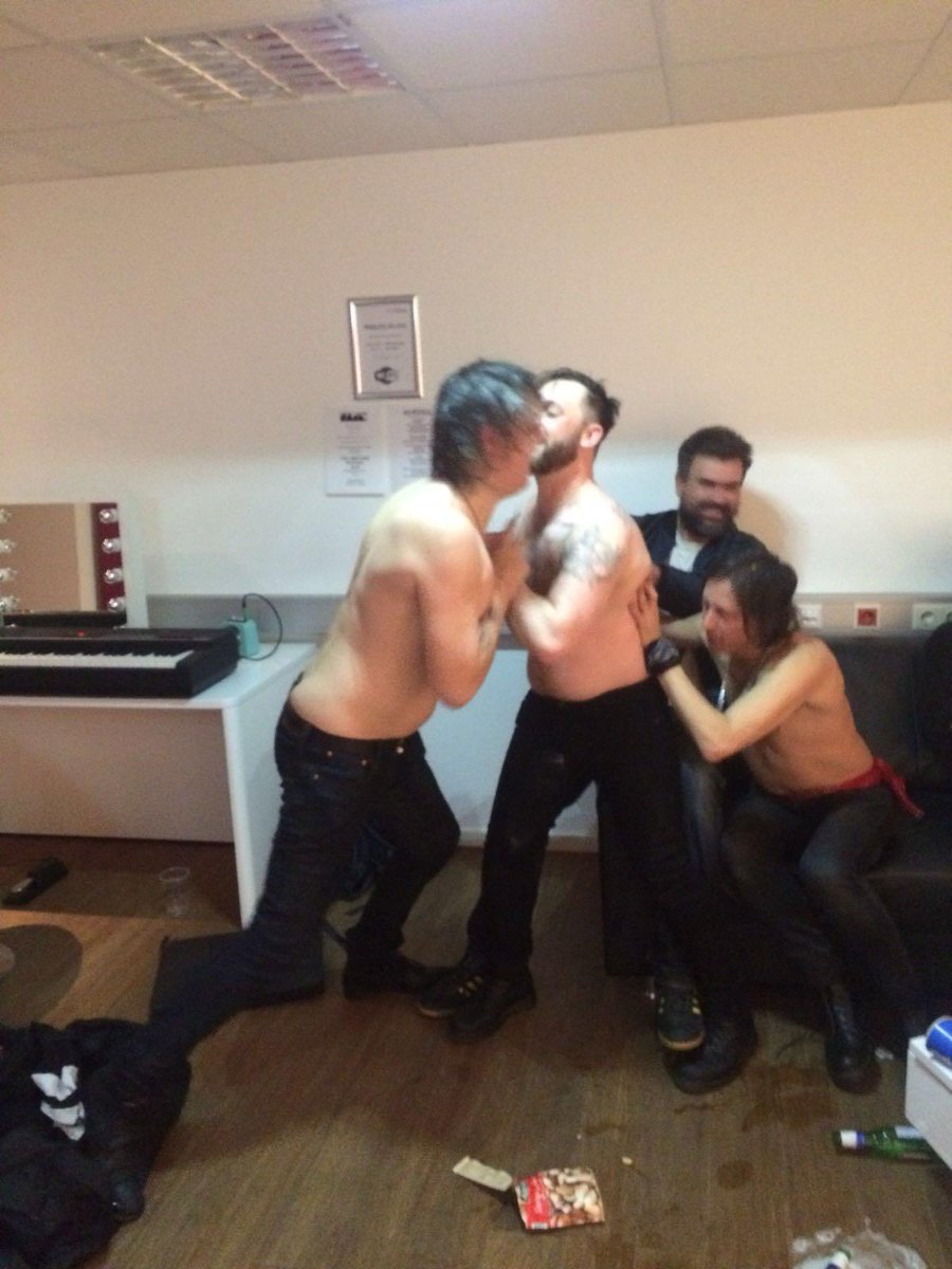 My mate just sent me this of us back in the day having a scrap backstage with the The Libertines in Austria 🤣🤣 I seem to remember Carl Barat biting my nipple and Peter letting off a fire extinguisher Anyway, buy their new album. It’s fuckin ace