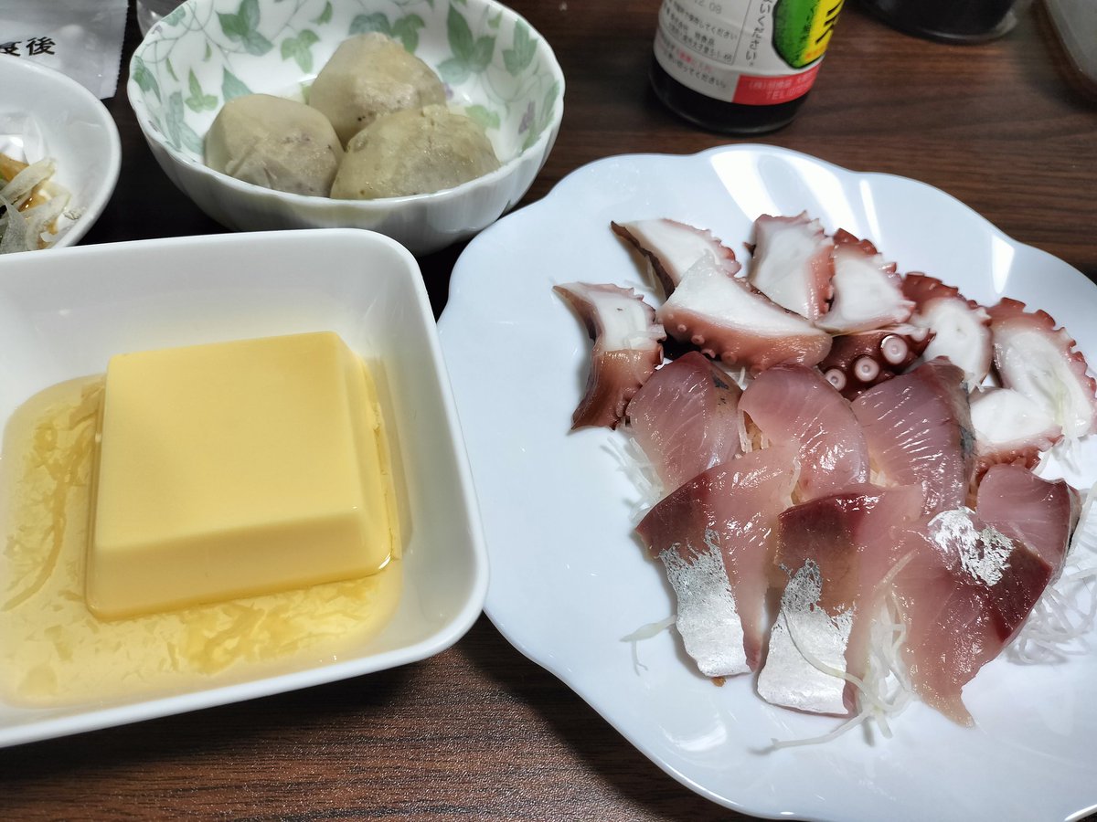 今日はお刺身と玉子豆腐と里芋☆