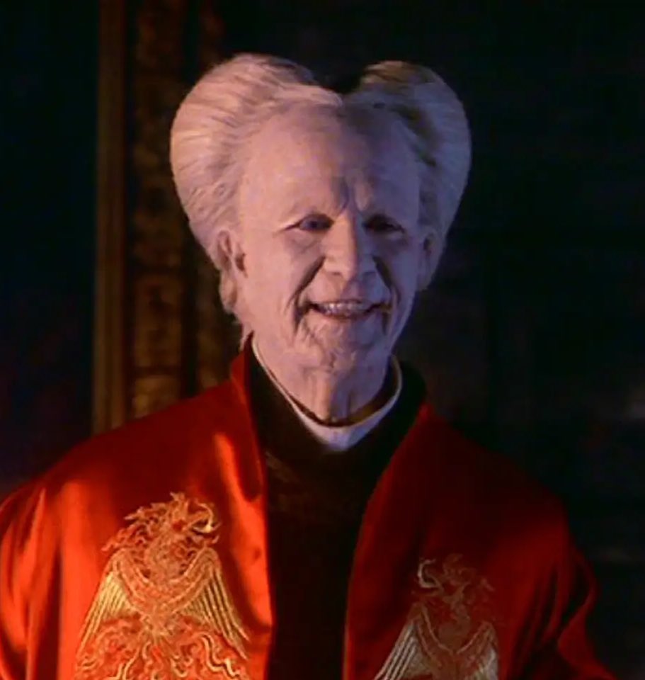 La transformación de Esperanza Aguirre en Drácula está en un 99% completada.