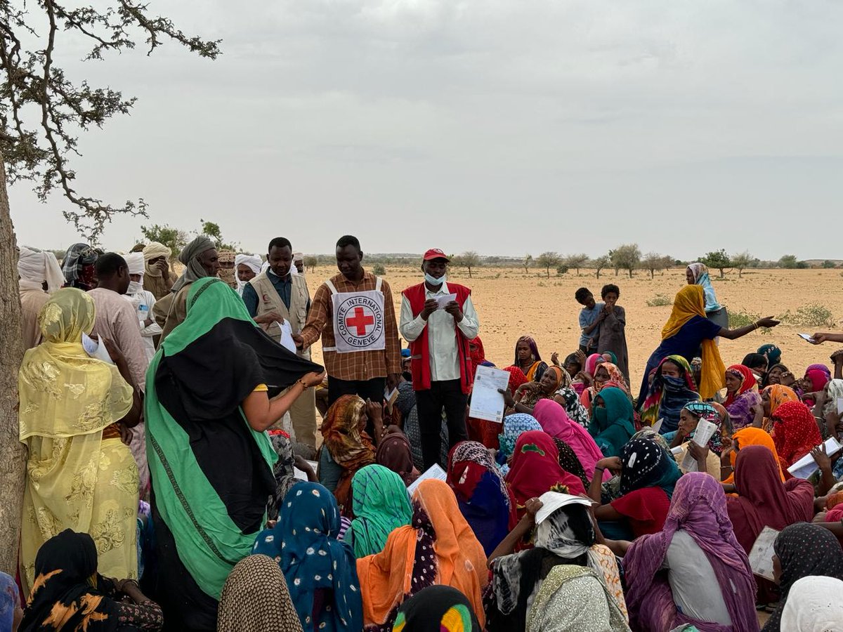 In collaboration with the @SRCS_SD, we have distributed multi-purpose cash assistance to more than 3,550 displaced people who fled their homes due to the conflict and sought refuge in Al-Jarribe village near Al-Geneina town, West #Darfur.
