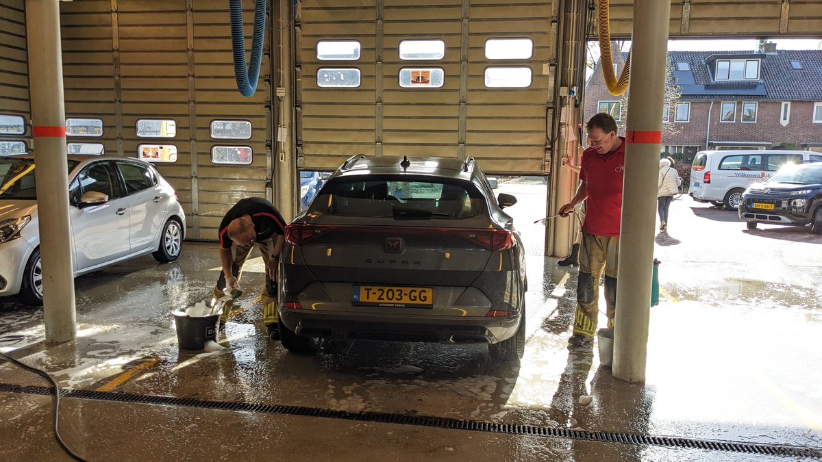 Auto wassen bij de vrijwillige brandweer #demeern <a href="/Merenezen/">Merenezen</a> #goededoel