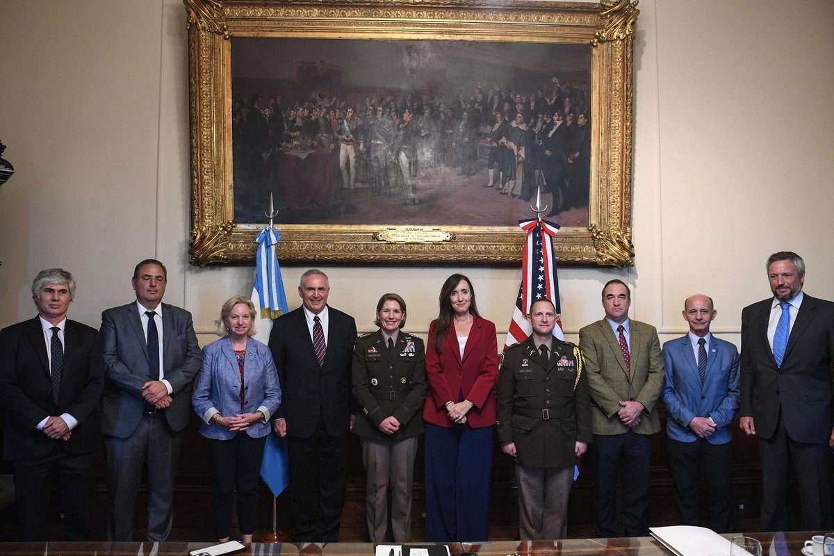 La Gen. Laura Richardson se reunió con la vicepresidente Victoria Villarruel para conversar sobre el fortalecimiento de la cooperación entre Argentina y EEUU en defensa. EEUU está comprometido a reforzar su larga asociación con Argentina.