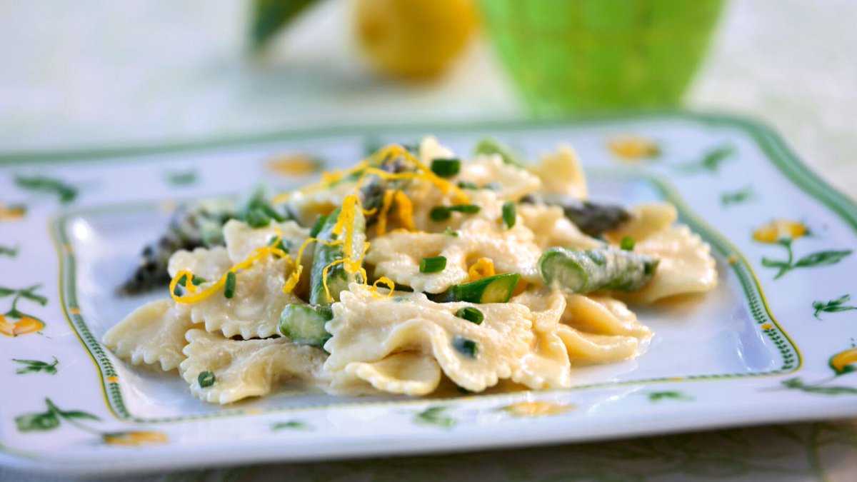 Get the recipe for farfalle with roasted asparagus, lemon cream, and chives—a spring “butterfly” pasta dish from bestselling author @francesmayes: ow.ly/7x6550R6JX0