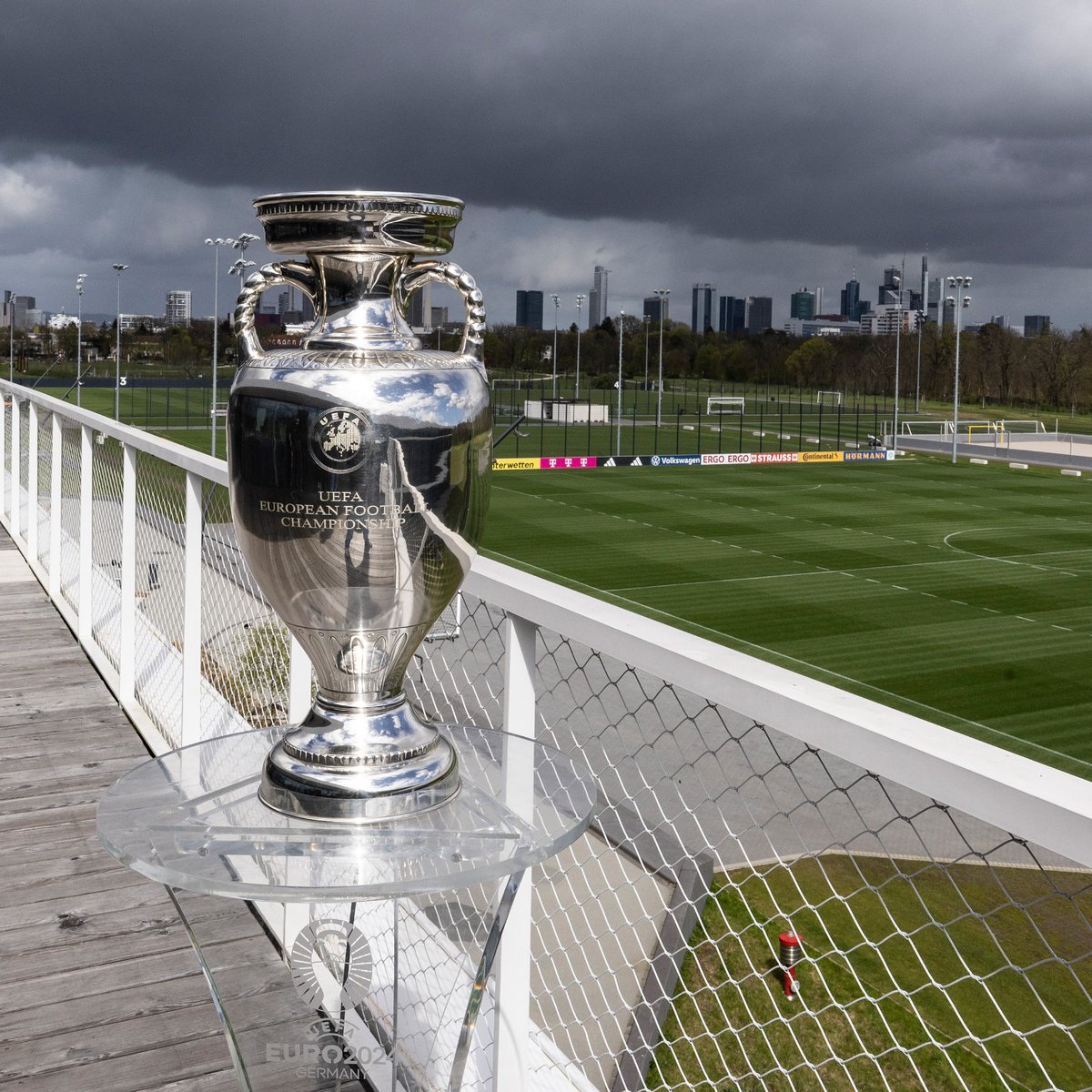 🏆🤩 Der EM-Pokal war in dieser Woche in Frankfurt zu Gast. 🙌 Im Rahmen der Trophytour wurde die Trophäe an verschiedenen Orten in der Stadt präsentiert - und machte auch bei uns am DFB-Campus halt. 📸🏆😍 #DFB #Trophytour #EURO2024 | 📸 @UEFA