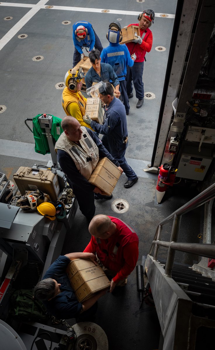 U.S. Navy Sailors aboard the Independence-variant littoral combat ship USS Mobile (LCS 26) conduct underway replenishment with the Lewis and Clark-class dry cargo and ammunition ship USNS Wally Schirra (T-AKE 8). 

#USNavy | #MSCDelivers