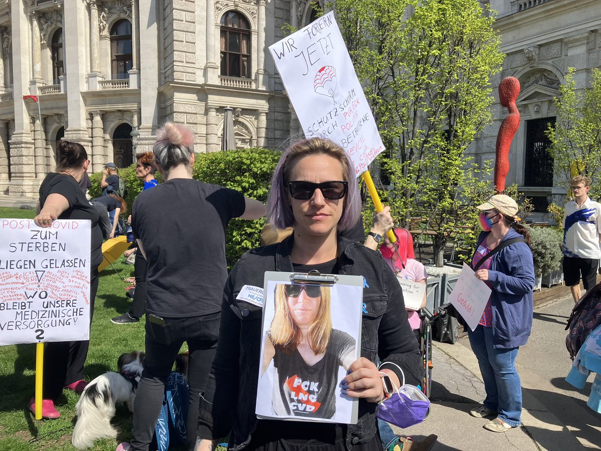 Wir sind viele, wir sind laut. Die Demo für die Verbesserung der Versorgung von #MECFS betroffenen Heute in Wien nimmt Fahrt auf. 💙